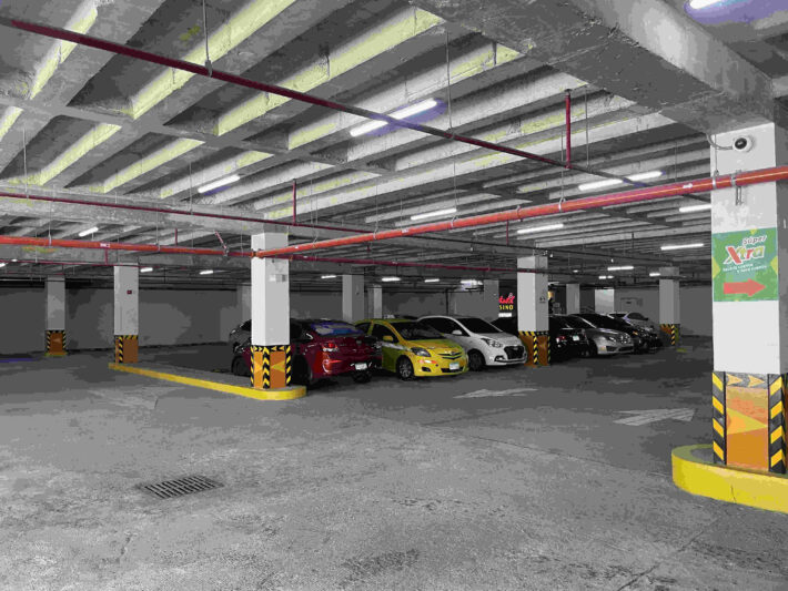Estacionamiento subterráneo con sistema de tuberías contra incendios instalado.