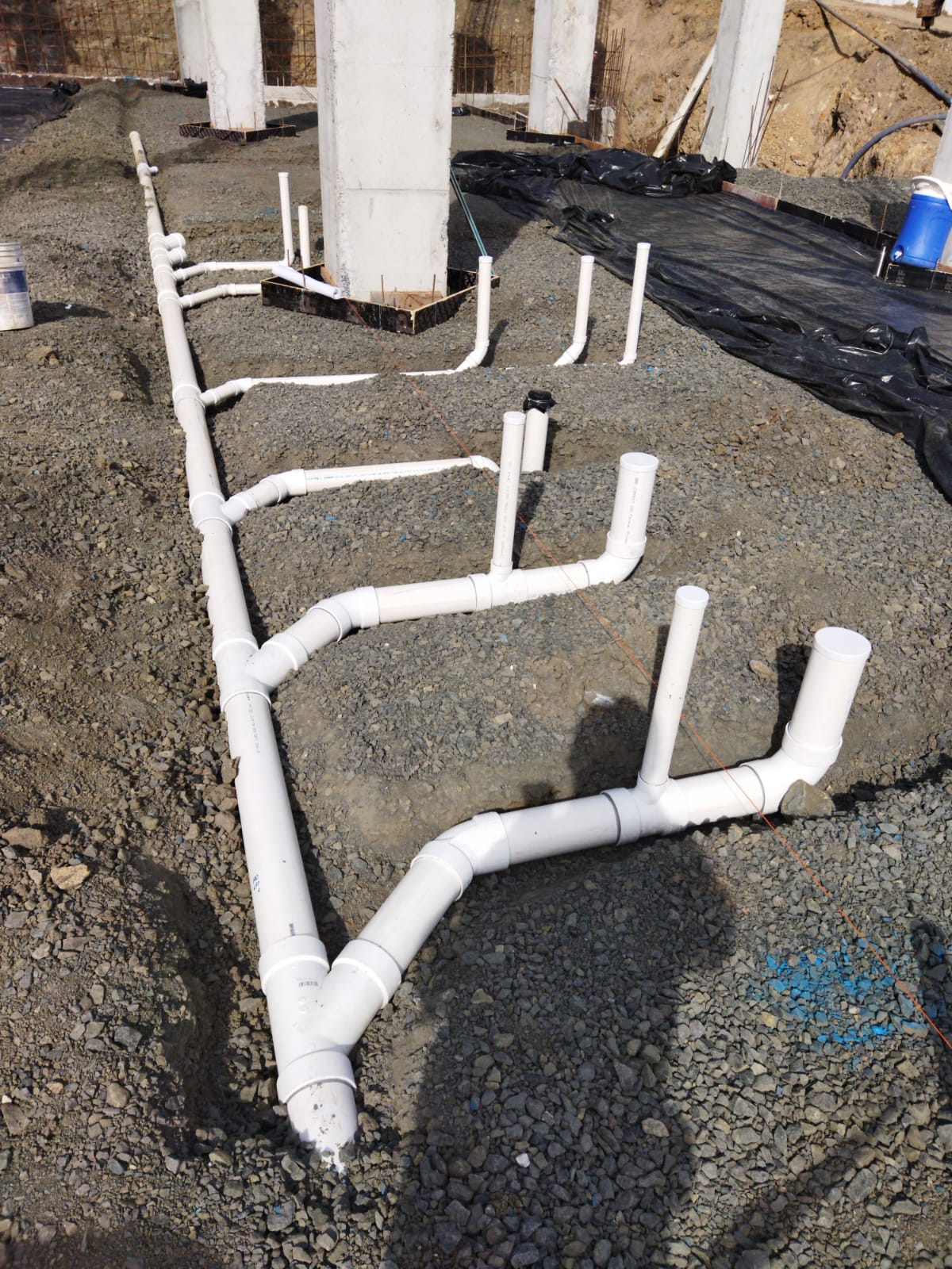 Instalación de tuberías de drenaje subterráneas en construcción.