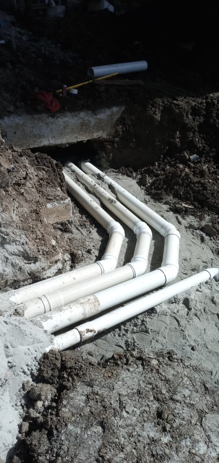 Instalación de tuberías sanitarias subterráneas.